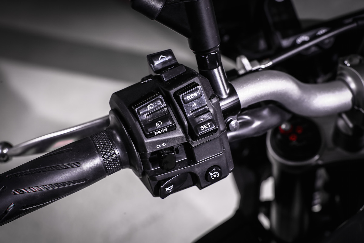 le guidon de la Yamaha MT-10