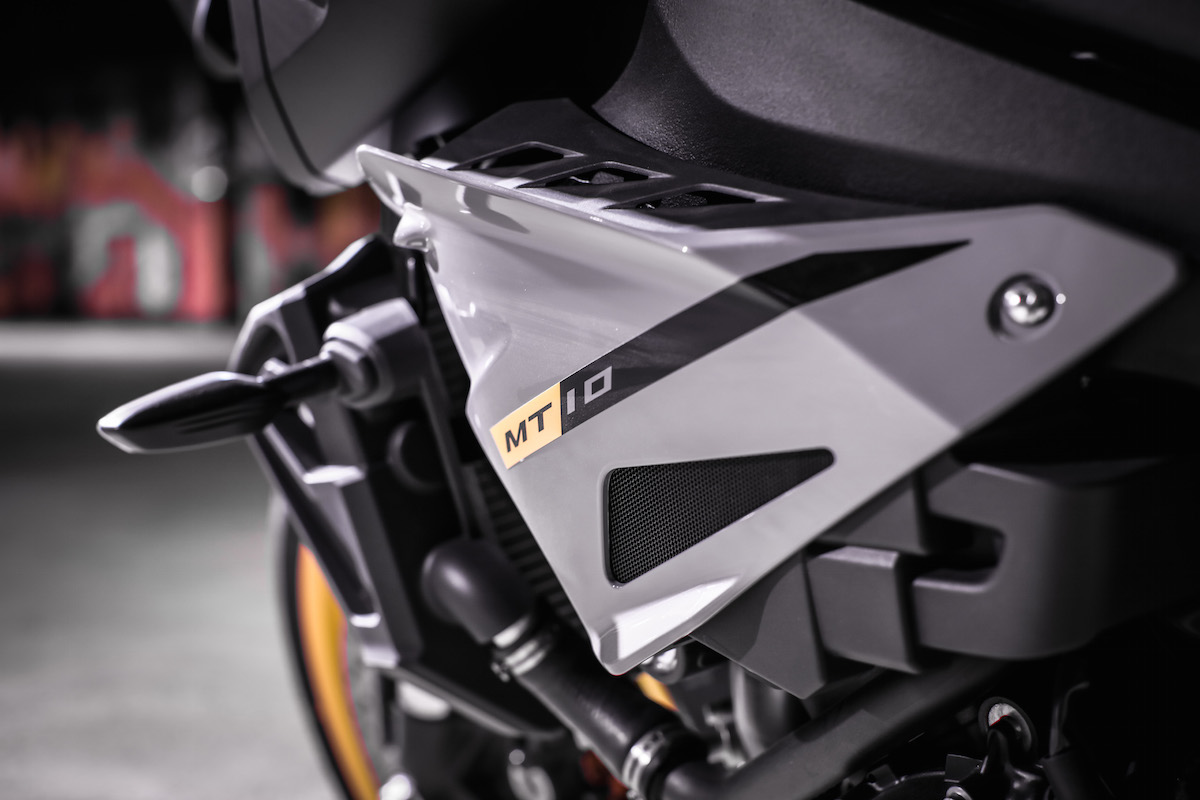 Le flanc gauche de la Yamaha MT-10