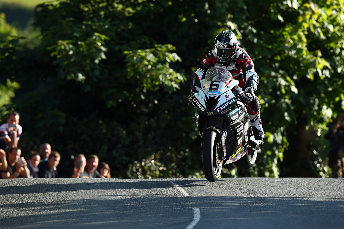 Michael Dunlop a signé le tour le plus rapide jamais réalisé sur le parcours du TT de l’Ile de Man en 16’58”254, à la vitesse moyenne de 214,043 km/h.