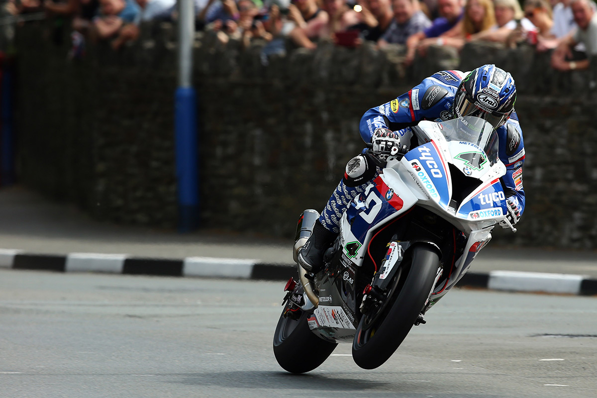 Ian Hutchinson a remporté la course TT Superstock avec un record à la clé.