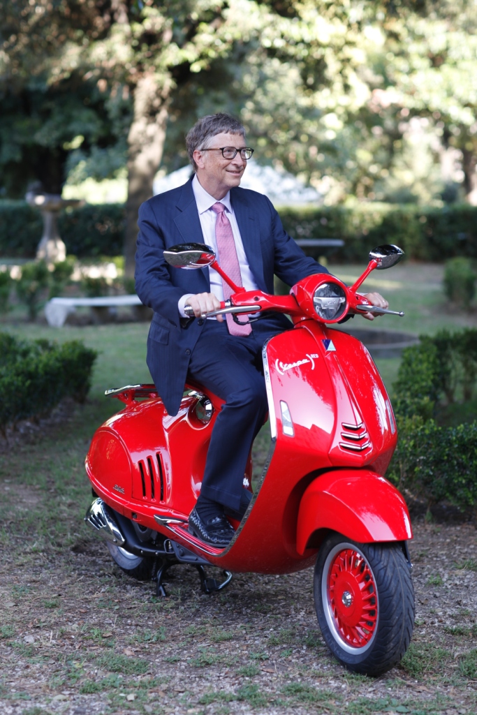 Bill Gates au guidon de la Vespa RED.