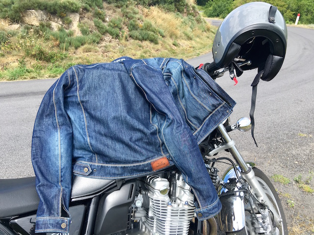 Un ensemble jean et pantalon moto à moins de 90 euros