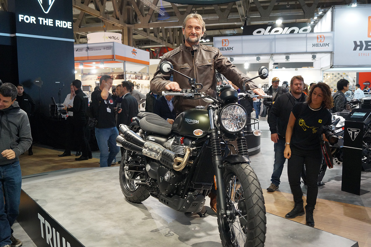 Ambassadeur de la marque anglaise, le champion Superbike Carl Fogarty a présenté la nouvelle Street Scrambler.