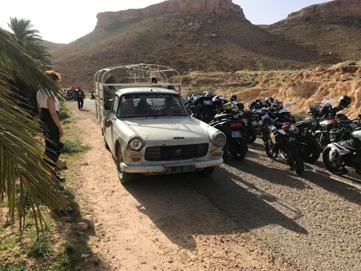 Cette 5e étape a été remportée par Franck Couderc (Ducati Multistrada Pikes Peak). Le Stéphanois de 58 ans s’adjuge ainsi la 6e place du classement final et le trophée « vétérans ». La première féminine est Sonia Barbot (BMW F 700 GS) qui se classe à la 7e place finale. Les vainqueurs par catégorie sont : Christophe Overney (Husaberg 450) en 750, Florian Bichaud (Yamaha 660) en Academy, Michel Muller (Honda Transalp 600) en classiques et Bruno Vezzuti (Quadro) en 3-4 roues. Le trophée du meilleur Tunisien a été attribué à Tarek Azabou (BMW S 1000 RR) 3e au classement final devant Houssem Jebali (Yamaha 1000 R1) 14e, Thameur Aouini, 16e et Mohamed Sassi 17e. Malgré quelques absences dues à des chutes, tous se sont retrouvés à Hammamet pour une remise des prix à l’hôtel Lella Baya, sis au bord d’une magnifique plage de sable blanc. Les pilotes ont pu fêter comme il se doit leurs champions et se reposer avant d’entamer une dernière liaison, mardi entre Hammamet et Tunis. Après l’embarquement sur le « Tanit », pilotes et accompagnants arriveront à Marseille mercredi.