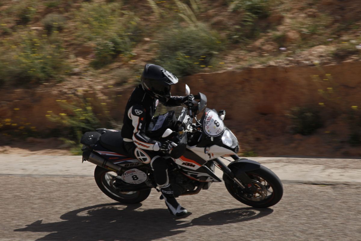 Cette 5e étape a été remportée par Franck Couderc (Ducati Multistrada Pikes Peak). Le Stéphanois de 58 ans s’adjuge ainsi la 6e place du classement final et le trophée « vétérans ». La première féminine est Sonia Barbot (BMW F 700 GS) qui se classe à la 7e place finale. Les vainqueurs par catégorie sont : Christophe Overney (Husaberg 450) en 750, Florian Bichaud (Yamaha 660) en Academy, Michel Muller (Honda Transalp 600) en classiques et Bruno Vezzuti (Quadro) en 3-4 roues. Le trophée du meilleur Tunisien a été attribué à Tarek Azabou (BMW S 1000 RR) 3e au classement final devant Houssem Jebali (Yamaha 1000 R1) 14e, Thameur Aouini, 16e et Mohamed Sassi 17e. Malgré quelques absences dues à des chutes, tous se sont retrouvés à Hammamet pour une remise des prix à l’hôtel Lella Baya, sis au bord d’une magnifique plage de sable blanc. Les pilotes ont pu fêter comme il se doit leurs champions et se reposer avant d’entamer une dernière liaison, mardi entre Hammamet et Tunis. Après l’embarquement sur le « Tanit », pilotes et accompagnants arriveront à Marseille mercredi.