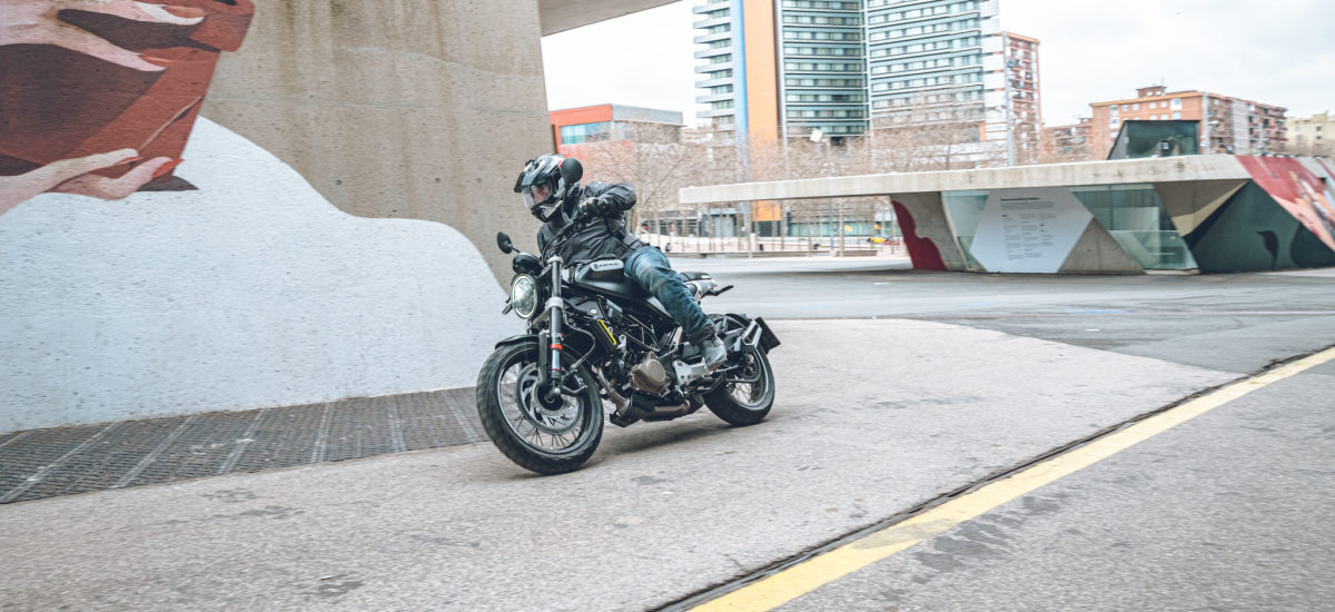Essai – la Svartpilen 125, agile, sûre et stylée