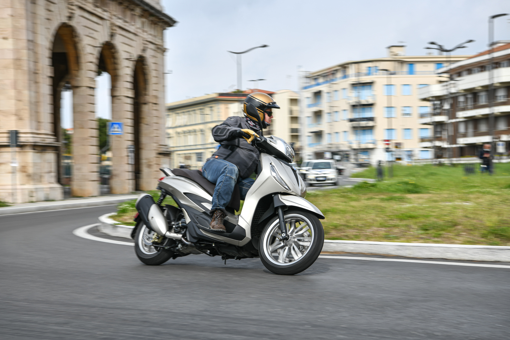 Essai Les Nouveaux Beverly A L Aise En Ville Et Dans Les Virages Toscans Actu Moto