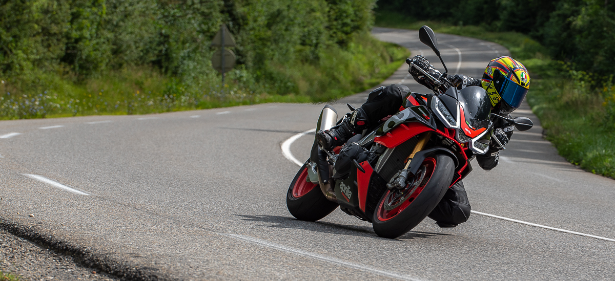 Essai routier de l’Aprilia Tuono V4 1100 Factory 2021: on frise le sans faute