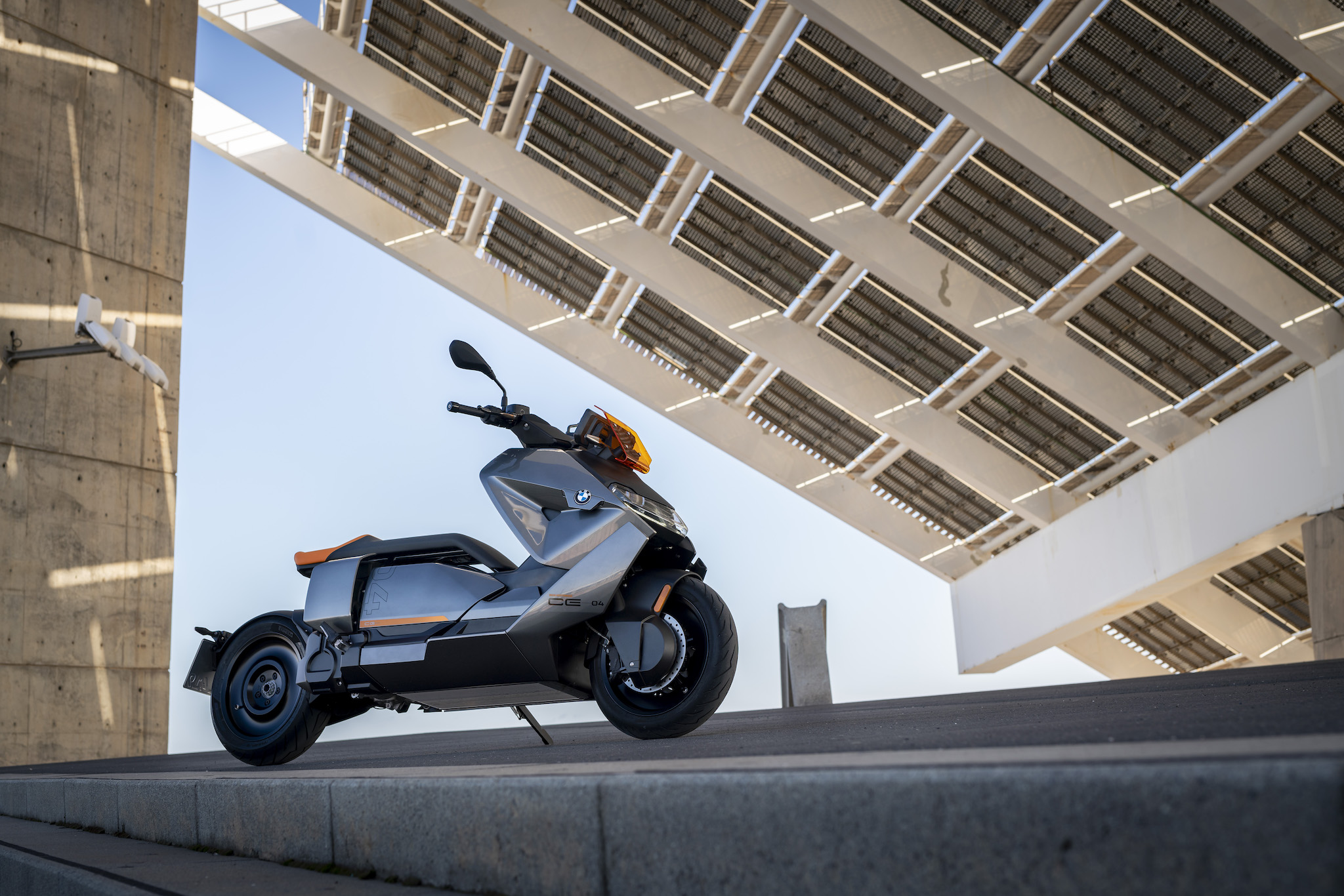 Essai - Avec le scooter électrique CE-04, BMW redessine les contours de la  mobilité douce