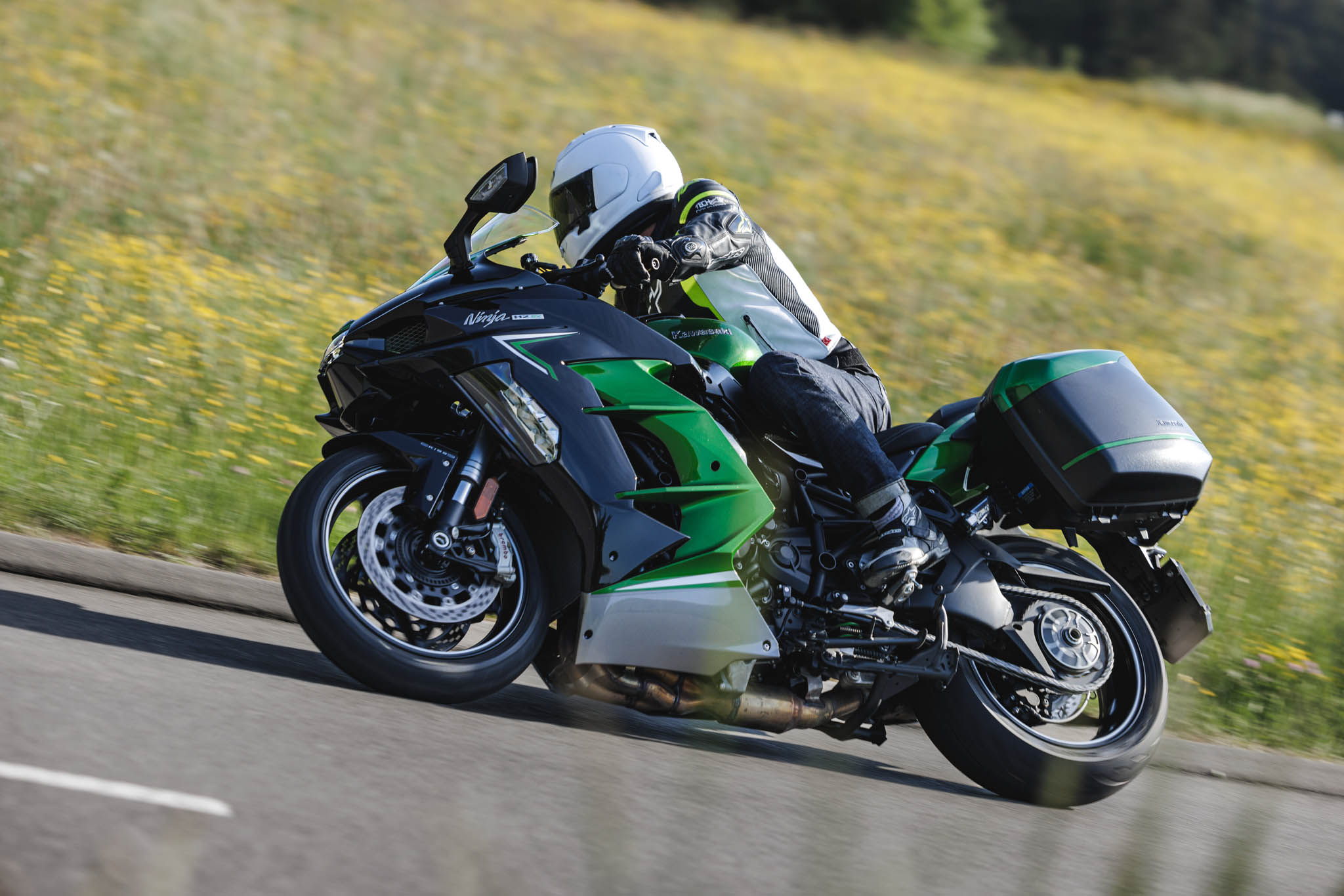 Street] La Kawasaki H2 SX surprise en tests, avec un régulateur de vitesse  assisté par radar - Paddock GP