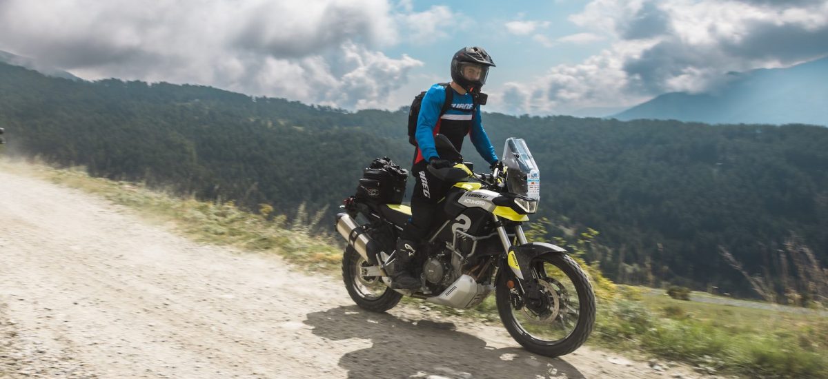 Essai de l’Aprilia Tuareg 660: une mid-size trail orientée offroad