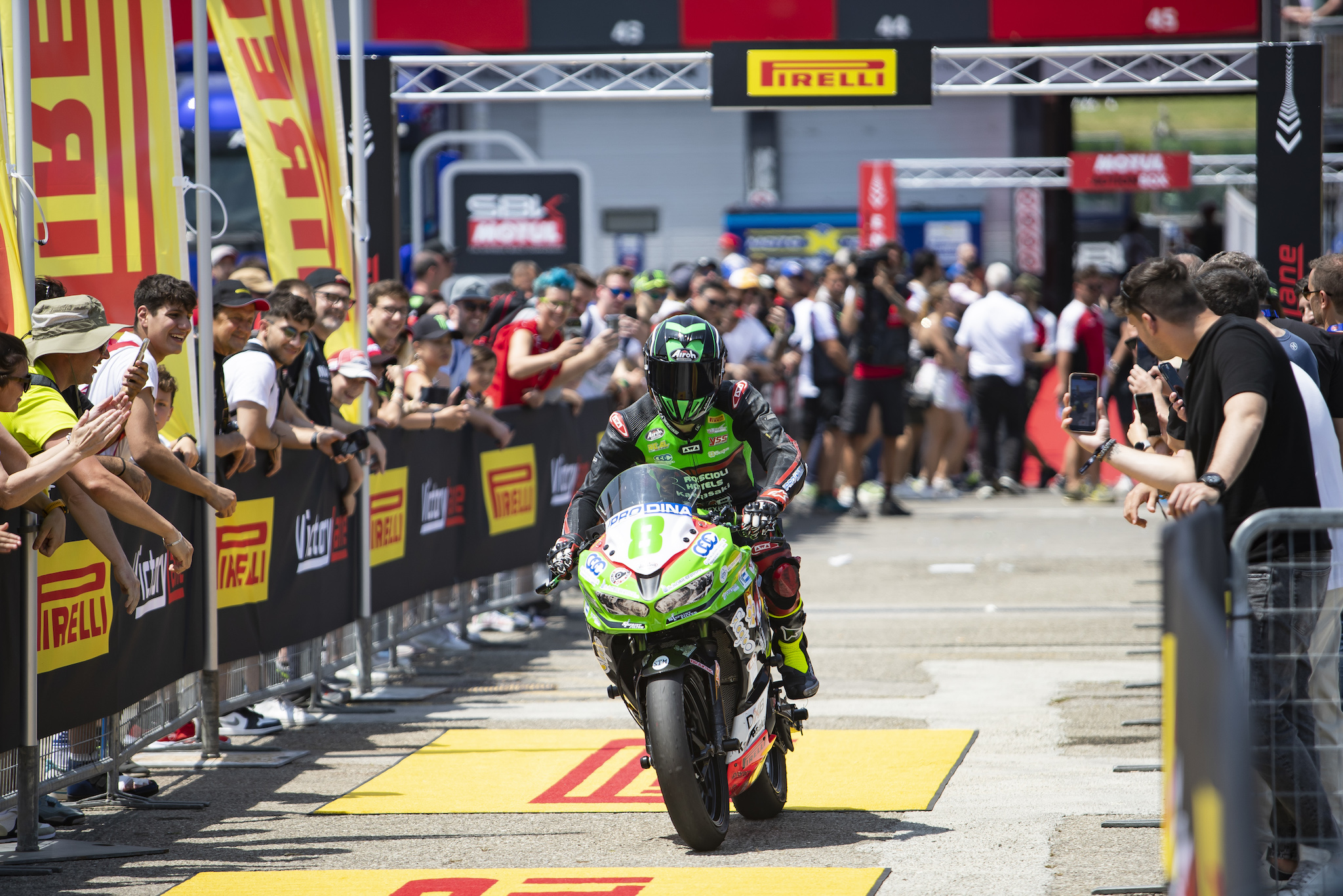 Ieraci, pilote invité, a gagné les deux courses en Supersport 300.