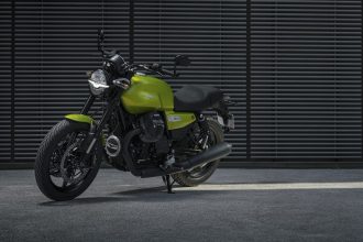 La nouvelle V7 Sport de Moto Guzzi, avec ses deux disques de frein avant, son contrôle de traction et son ABS sensibles à l’angle et ses trois modes de pilotage, arrive en Suisse à partir du mois de juin, pour 10495 francs