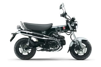 Nouvelles couleurs (noir ou bleu) et moteur désormais conforme à Euro 5+ pour le petit Honda Dax (ST125) 2025, affiché à partir de 5130 francs en Suisse; la transmission automatique à 4 vitesses, les deux freins à disque, l’ABS et la selle biplace restent inchangés