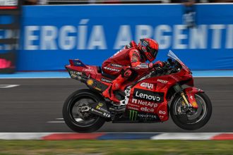 Marc Marquez (Ducati, numéro 93, photo) décroche la pole position au Grand Prix d’Argentine, devant son frère Alex Marquez (team satellite Gresini, Ducati) et Johann Zarco (Honda LCR); Francesco Bagnaia, le coéquipier de Marc, obtient le 4ème temps, devant Pedro Acosta (KTM), Fabio Di Giannantonio (VR46, Ducati), Fabio Quartararo (Yamaha), Franco Morbidelli (VR46), Marco Bezzecchi (Aprilia), Joan Mir (Honda HRC), Brad Binder (KTM) et Alex Rins (Yamaha)