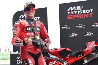 Marc Marquez (Ducati) remporte la course Sprint du samedi au Grand Prix de Thaïlande, devant Alex Marquez (Gresini, Ducati) et Francesco Bagnaia (Ducati); 4ème rang d’Ai Ogura (Trackhouse, Aprilia) lors de sa première course en MotoGP