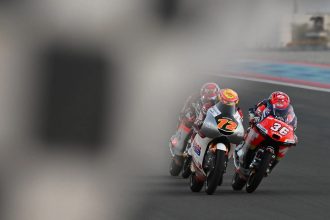 Angel Piqueras (team MT Helmets – MSI, KTM, numéro 36) gagne la course Moto3 au Grand Prix du Qatar, 0,009 seconde devant Tayio Furusato (Honda Asia Team, numéro 72); le poleman Ryusei Yamanaka (MT Helmets – MSI, KTM) est troisième, et le Suisse Noah Dettwiler (CIP Green Power, KTM) 17ème
