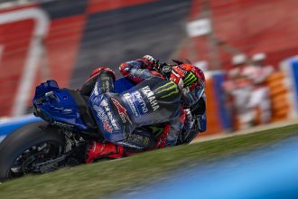 Fabio Quartararo (Yamaha, photo) décroche la pole et bat le record du circuit de Jerez aux qualifications du Grand Prix d’Espagne, devant les deux pilotes Ducati Marc Marquez et Francesco Bagnaia; 4ème position pour Alex Marquez (team privé Gresini, Ducati), devant Franco Morbidelli (team VR46, Ducati) et Maverick Vinales (team Tech3, KTM); suivent Fermin Aldeguer (Gresini), Fabio Di Giannantonio (VR46), Joan Mir (Honda), Johann Zarco (LCR Honda), Marco Bezzecchi (Aprilia) et Pedro Acosta (KTM)