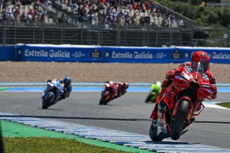 Marc Marquez (numéro 93, Ducati) a remporté la course sprint du Grand Prix d’Espagne, devant son frère Alex (team Gresini, Ducati) et Francesco Bagnaia (Ducati), alors que le poleman Fabio Quartararo (Yamaha),est tombé au début du deuxième tour; Franco Morbidelli (team VR46, Ducati) a fini 4ème, devant Fermin Aldeguer (Gresini) et Fabio Di Giannantonio (VR46); suivent Maverick Vinales (team Tech3, KTM), Marco Bezzecchi (Aprilia) et Joan Mir (Honda HRC)