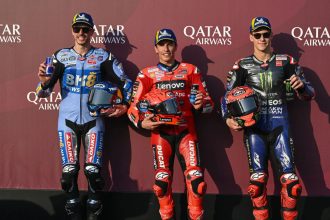 Marc Marquez (Ducati) prend la pole au Qatar, devant son frère Alex (Gresini, Ducati) et Fabio Quartararo (Yamaha); suivent les deux équipiers du team VR46 (Ducati) Franco Morbidelli et Fabio Di Giannantonio, Maverick Vinales (KTM), Johann Zarco (LCR Honda), Fermin Aldeguer (Gresini), Alex Rins (coéquipier de Quartararo), Ai Ogura (Trackhouse, Aprilia) et Francesco Bagnaia (coéquipier de Marc Marquez)