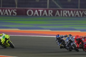 Marc Marquez (Ducati) gagne la course sprint du Grand Prix du Qatar, devant Alex Marquez (team Gresini, Ducati) et Franco Morbidelli (team VR46, Ducati); 4ème place pour Fermin Aldeguer (Gresini), devant Fabio Quartararo (Yamaha), 6ème pour Fabio Di Giannantonio (VR46), devant Ai Ogura  (Trackhouse, Aprilia) et Francesco Bagnaia (Ducati); pour son retour après blessure, le champion en titre Jorge Martin (Aprilia) finit 16ème