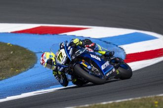 Nicolo Bulega (Aruba.it Ducati, numéro 11) gagne la course 1 haut la main à Assen, devant Andrea Locatelli (Pata Maxus Yamaha) et Danilo Petrucci (Barni, Ducati); Toprak Razgatlioglu (BMW Motorrad) échoue au pied du podium, devant les deux pilotes Honda Iker Lecuona et Xavi Vierge, et le Suisse Dominique Aegerter (team satellite GRT, Yamaha), septième! Alvaro Bautista (Aruba.it) est tombé en course, emportant avec lui le poleman Sam Lowes (Elf Marc VDS, Ducati)