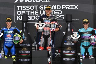 En Moto2 (moteurs Triumph), Senna Agius (team LiquiMoly Dynavolt Intact GP, châssis Kalex) remporte le Grand Prix à Silverstone, devant Diogo Moreira (Italtrans, Kalex) et David Alonso (CFMOTO Aspar, Kalex); le poleman Aron Canet (Fantic, Kalex), battu dans le dernier tour, finit 4ème; le leader du championnat Manuel Gonzalez (Dynavolt Intact GP) tombe et marque zéro point