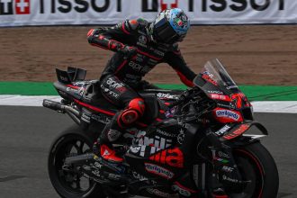 Marco Bezzecchi (Aprilia) remporte le Grand Prix d’Angleterre à Silverstone, au terme dûne course redémarrée avec un tour de moins après un problème d’huile sur la piste et plusieurs crash, devant Johann Zarco (LCR Honda) et Marc Marquez (Ducati); ce dernier bat Franco Morbidelli (team VR46, Ducati) sur la ligne, de 17 millièmes de seconde; problème technique et abandon pour le poleman Fabio quartararo, alors qu’il était en tête, chute et abandon pour le coéquipier de Marc Marquez, Francesco Bagnaia; Alex Marquez (team Gresini, Ducati) prend la cinquième place, devant Pedro Acosta (KTM) et Jack Miller (team Pramac, Yamaha)