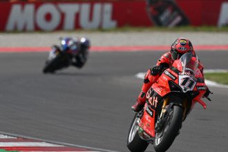 A Crémone, le pilote Ducati Nicolo Bulega (numéro 11) domine à nouveau le peloton du mondial Superbike et remportant la course Superpole (courte) dimanche, devant son rival Toprak Razgatlioglu (BMW) et Alvaro Bautista (Ducati); Sam Lowes (team Elf Marc VDS, Ducati) finit au pied du podium, devant Xavi Vierge (Honda); le Suisse Dominique Aegerter (team satellite GRT Yamaha) prend la 13ème place