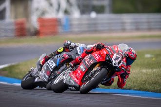 Nicolo Bulega (Ducati, numéro 11) remporte la course 2 à Most, de 0,027 seconde sur Toprak Razgatlioglu (BMW, numéro 1); Danilo Petrucci (team Barni, Ducati) prend la troisième place; le suisse Dominique Aegerter (team GRT, Yamaha) remonte de la 19ème à la 11ème position