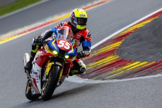 Le team National Motos Honda (numéro 55), dont l’un des trois pilotes est le Suisse Valentin Suchet, se qualifie 20ème des 8 heures de Spa, neuvième de sa catégorie Superstock; le seul autre pilote suisse encore en lice, le Fribourgeois Kylian Nestola, est 34ème avec le team Infiniteam FLAM Racing (Superstock, Yamaha, numéro 10); le Suisse Randy Krummenacher, du team Tati AVA6 (Honda, numéro 4) a lourdement chuté jeudi et ne participe plus à cette manche du championnat, en raison de fractures dans le dos; le team suisse Bolliger (EWC, Kawasaki, numéro 8) est quant à lui 15ème