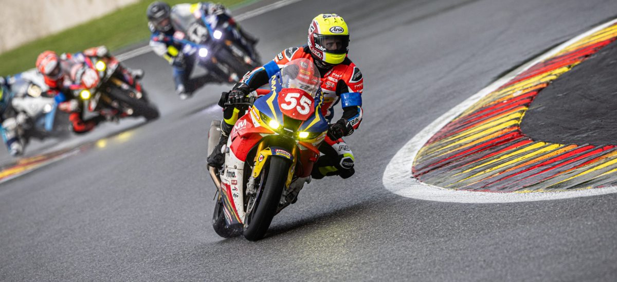 Le Suisse Valentin Suchet monte sur le podium des huit heures de Spa en catégorie Superstock