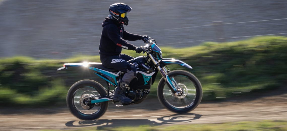 Essai – La MONNIER XRE: électrique, 5 vitesses et embrayage, la recette parfaite pour l’enduro?