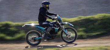 Essai – La MONNIER XRE: électrique, 5 vitesses et embrayage, la recette parfaite pour l’enduro?