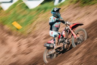 Avec une victoire et une deuxième place à Loket, Lucas Coenen (KTM) remporte le Grand Prix motocross de la République tchèque, et n’est plus qu’à 10 points du leader Romain Febvre (Kawasaki, 5-1); troisième place sur le podium pour Glenn Coldenhoff (Fantic, 4-3); progrès pour le Suisse Jeremy Seewer (Ducati, numéro 91), 8ème et 6ème, qui gagne deux rangs au championnat (8ème); l’autre Suisse, Kevin Brumann (team privé MX Handel, Husqvarna) est 20ème (20-19)