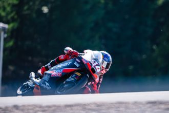 Pole position en Moto3 au Grand Prix de la République tchèque (Brno) pour Guido Pini (team Liqui Moly Dynavolt Intact, KTM, numéro 94), devant Jose Antonio Rueda (team Red Bull KTM Ajo) et David Munoz (Dynavolt Intact); le Suisse Noah Dettwiler (CIP Green Power, KTM), passé directement en séance qualificative Q2, est 15ème