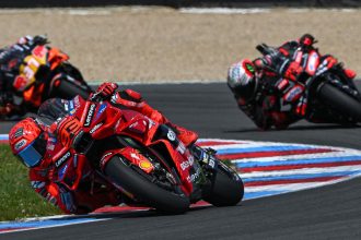 Marc Marquez (Ducati, numéro 93), le leader du MotoGP, bat nettement Marco Bezzecchi (Aprilia, numéro 72) dimanche et remporte le Grand Prix de la République tchèque; Pedro Acosta (KTM, numéro 37) troisième malgré une remontée de Francesco Bagnaia (Ducati) en fin de course; cinquième place pour Raul Fernandez (Trackhouse, Aprilia), devant Fabio Quartararo (Yamaha), et septième pour le champion en titre Jorge Martin (Aprilia), de retour après une longue absence pour blessure; chute d’Enea Bastianini (KTM), qui venait de s’emparer de la quatrième place, et d’Alex Marquez (team Gresini, Ducati), deuxième du championnat, dans un incident séparé avec Joan Mir (Honda), et pénalité pour Alex au prochain GP