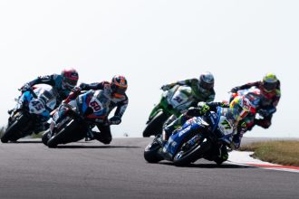 Qualifié onzième, le Suisse Dominique Aegerter (team satellite Yamaha GRT, numéro 77) termine la course 1 en WorldSBK septième à Donington le samedi; Le vainqueur est Toprak Razgatlioglu (BMW), devant Nicolo Bulega (Ducati) et Danilo Petrucci (team Barni, Ducati); Andrea Locatelli (Yamaha) au pied du podium, devant Jonathan Rea (Yamaha), cinquième, et Scott Redding (Bonovo, Ducati), sixième