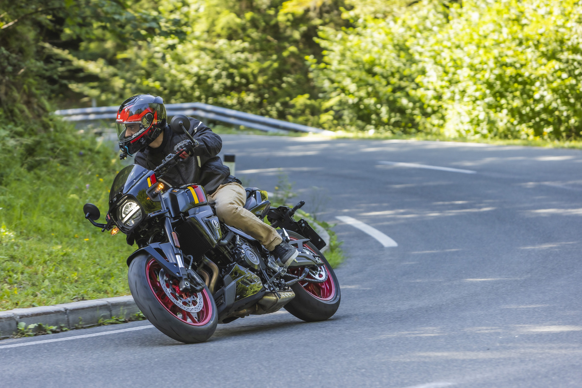 Essai – Les Suzuki GSX-8T et GSX-8TT: l’âme néo-rétro au cœur des routes slovènes