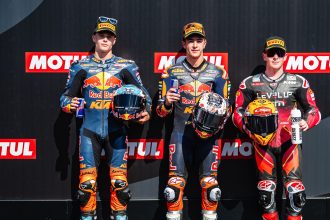 En Moto3, le leader du championnat Jose Antonio Rueda (Red Bull KTM Ajo) prend la pole au Grand Prix du Japon, devant Valentin Perrone (Red Bull KTM Tech3) et Joel Kelso (LevelUp MTA, KTM); Angel Piqueras (Frinsa MT Helmets MSI, KTM), deuxième du championnat, partira de la 4ème place; le Suisse Noah Dettwiler (CIP Green Power, KTM) 24ème