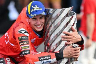 Deuxième du Grand Prix du Japon derrière Francesco Bagnaia (Ducati), Marc Marquez (Ducati) décroche son neuvième titre mondial, son septième en MotoGP; troisième place pour Joan Mir, son premier podium avec Honda, 4ème pour Marco Bezzecchi (Aprilia), devant Franco Morbidelli (team VR46, Ducati); Alex Marquez (Gresini, Ducati) est 6ème, devant Raul Fernandez (Trackhouse, Aprilia), Fabio Quartararo (Yamaha), Johann Zarco (LCR Honda) et Fermin Aldeguer (Gresini)
