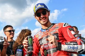 Parti de la pole devant Joan Mir (Honda) et Marc Marquez (Ducati), Francesco Bagnaia (Ducati, photo) remporte la course Sprint du Grand Prix du Japon, devant Marc Marquez et Pedro Acosta (KTM); Mir finit 4ème, devant Franco Morbidelli (team VR46, Ducati), Fabio Quartararo (Yamaha), Luca Marini (Honda), Augusto Fernandez (Trackhouse, Aprilia) et Ai Ogura (Trackhouse); pas de points pour Alex Marquez (Gresini, Ducati), dixième; crash de Jorge Martin (Aprilia) au premier virage, et il a entraîné son coéquipier Marc Bezzecchi dans sa chute