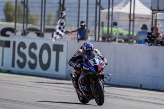 Parti de la deuxième position à Aragon, Toprak Razgatlioglu (BMW, numéro 1) gagne son duel contre le poleman Nicolo Bulega (Ducati, numéro 11) dans la course 1 samedi; troisième place pour Sam Lowes (team Elf Marc DVS, Ducati), et 4ème pour Danilo Petrucci (Barni, Ducati); le Suisse Dominique Aegerter (GRT, Yamaha), 14ème sur la grille, finit 11ème