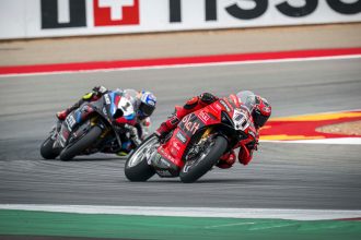 Nicolo Bulega (Ducati, numéro 11) a gagné la course Superpole et la course 2 à Aragon, devant le leader du championnat Toprak Razgtalioglu (BMW, numéro 1) et Alvaro Bautista (Ducati); le Suisse Dominique Aegerter (team GRT, Yamaha), parti de la 14ème place, s’est fait balayer par un autre pilote dans la course Superpole, puis, perclus de douleurs mais heureusement pas blessé, il a fini 13ème de la course 2, avec la même place au départ