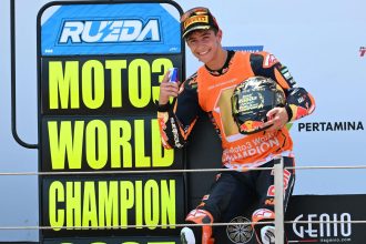 L’Espagnol Jose Antonio Rueda (team Red Bull KTM Ajo, KTM) remporte le Grand Prix d’Indonésie en Moto3, devant Luca Lunetta (SIC58, Honda) et Guido Pini (Liqui Moly Dynavolt Intact, KTM); Rueda devient de ce fait le nouveau champion de la discipline, avant la fin de la saison; le Suisse Noah Dettwiler (CIP Green Power, KTM) est 17ème
