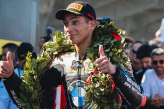 À Jerez, Toprak Razgatlioglu (BMW) a chuté à la suite d’un contact avec Nicolo Bulega dans la course Superpole, gagnée par Bulega devant Alvaro Bautista (Ducati) et Andrea Iannone (team GoEleven, Ducati); puis, parti de la dixième place, le même Razgatlioglu est remonté à la troisième place dans la course 2, derrière Bulega et Bautista, assez pour que le pilote BMW décroche son troisième titre mondial dans la catégorie Superbike!