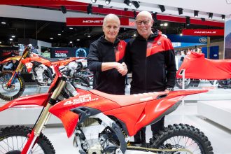 Pour la saison 2026, Ducati s’associe au bien connu Louis Voster pour mener son team dans le mondial motocross; avec toujours le pilote suisse Jeremy Seewer, et deux nouveaux coéquipiers, Andrea Bonacorsi et Calvin Vlaanderen