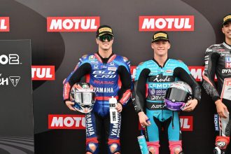 En Moto2 (moteurs Triumph), la pole à Valencia revient à Daniel Holgado (team CFMOTO Aspar, châssis Kalex), devant Izan Guevara (BluCru Pramac Yamaha, Boscoscuro) et Senna Agius (Liqui Moly Dynavolt Intact, Kalex); le leader du championnat Diogo Moreira (Italtrans, Kalex) est 9ème, et son rival Manuel Gonzalez (Intact) 5ème
