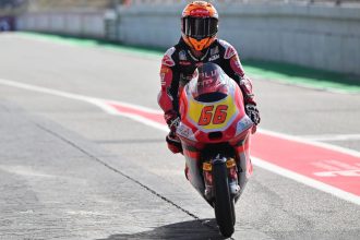 Joel Kelso (team LevelUp MTA, KTM, numéro 66) s’empare de la pole Moto3 au Grand Prix du Portugal, devant Scott Ogden (CIP Green Power, KTM) et Angel Piqueras (Frinsa MT Helmets – MSI, KTM)