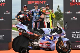 Parti de la deuxième position, Alex Marquez (team Gresini, Ducati) remporte la course Sprint du Grand Prix de la communauté valencienne, devant Pedro Acosta (KTM) et Fabio DIGiannantonio (VR46, Ducati); parti de la pole, Marco Bezzecchi (Aprilia) finit 5ème, derrière Raul Fernandez (Trackhouse, Aprilia)
